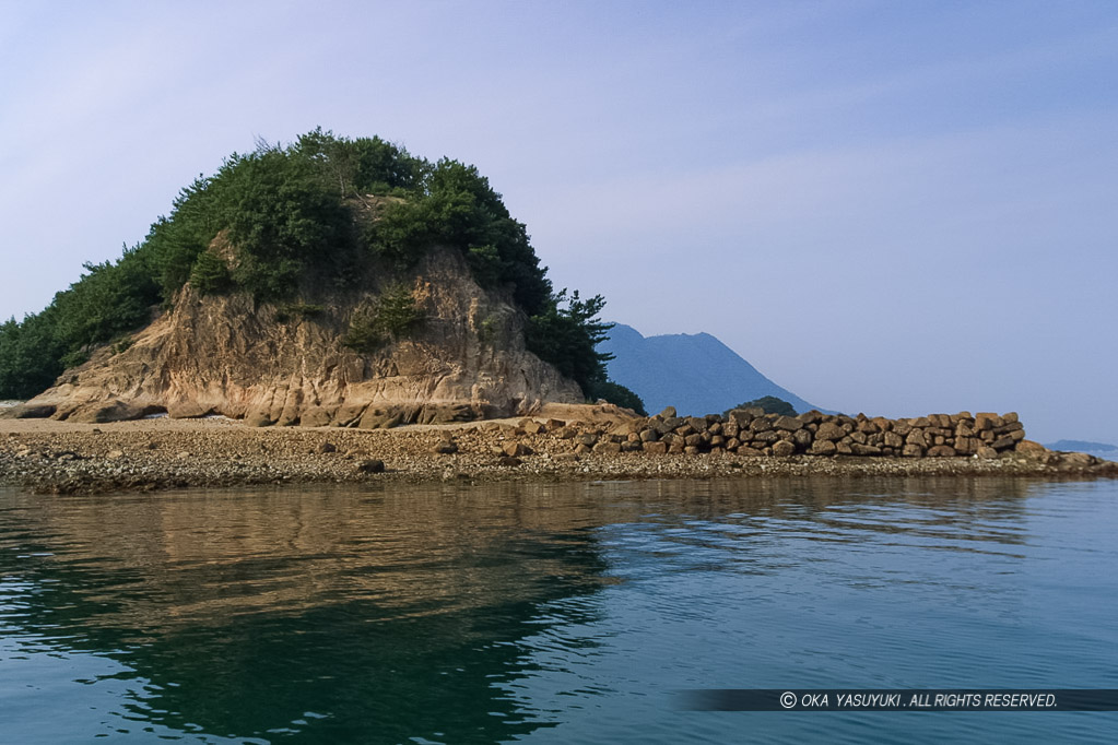 甘崎城の石垣を海上から