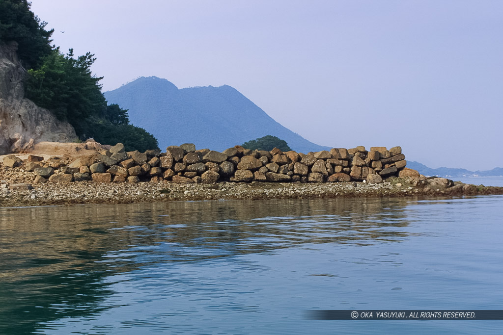 甘崎城の石垣を海上から