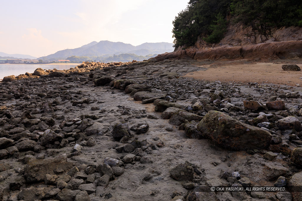 甘崎城の東側岩礁に残る石垣跡 根石