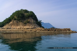 甘崎城の石垣を海上から｜高解像度画像サイズ：1403 x 935 pixels｜写真番号：127-2747_IMG｜撮影：Canon EOS D30