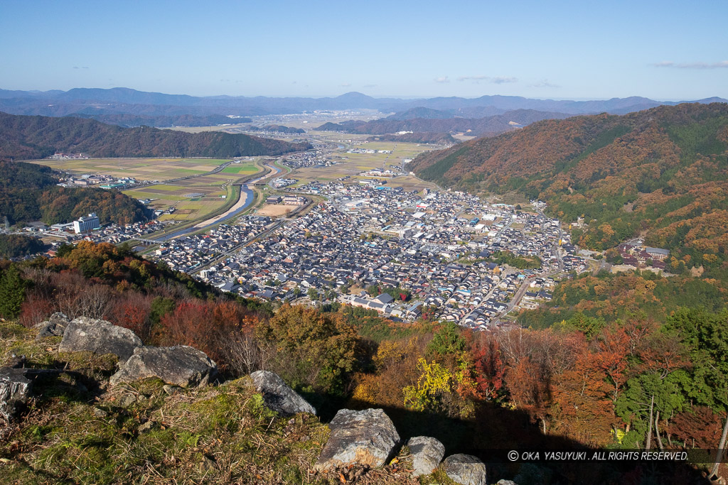 有子山城から出石城下を望む・紅葉