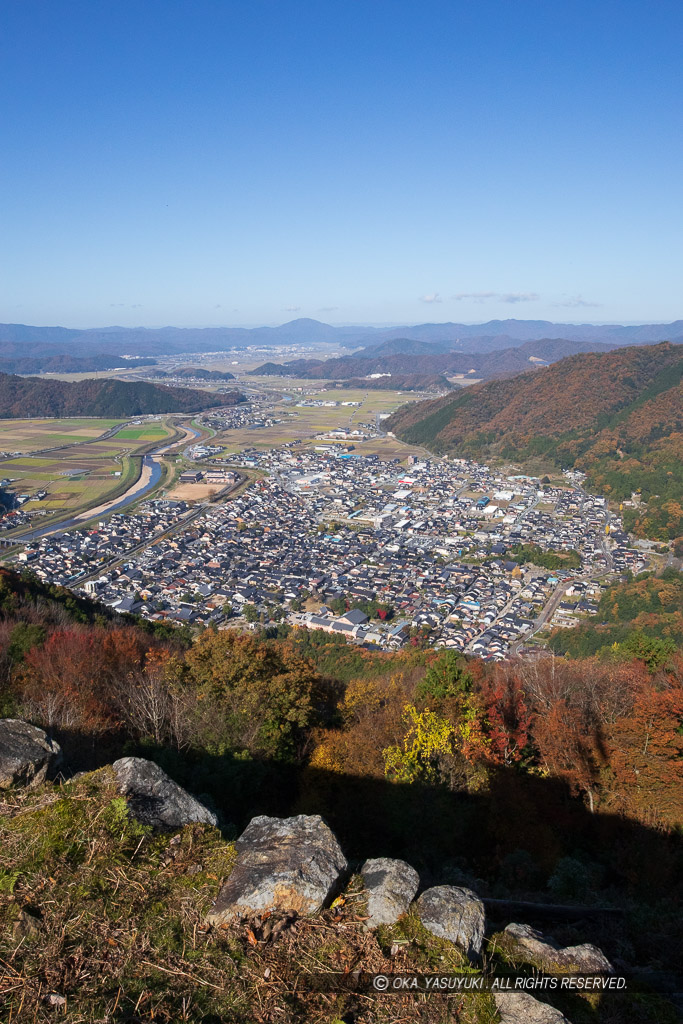 有子山城から出石城下を望む・紅葉