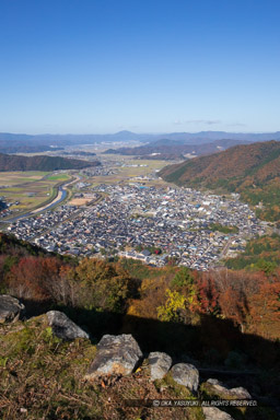 有子山城から出石城下を望む・紅葉｜高解像度画像サイズ：4000 x 6000 pixels｜写真番号：IMG_1012｜撮影：Canon EOS KISS M