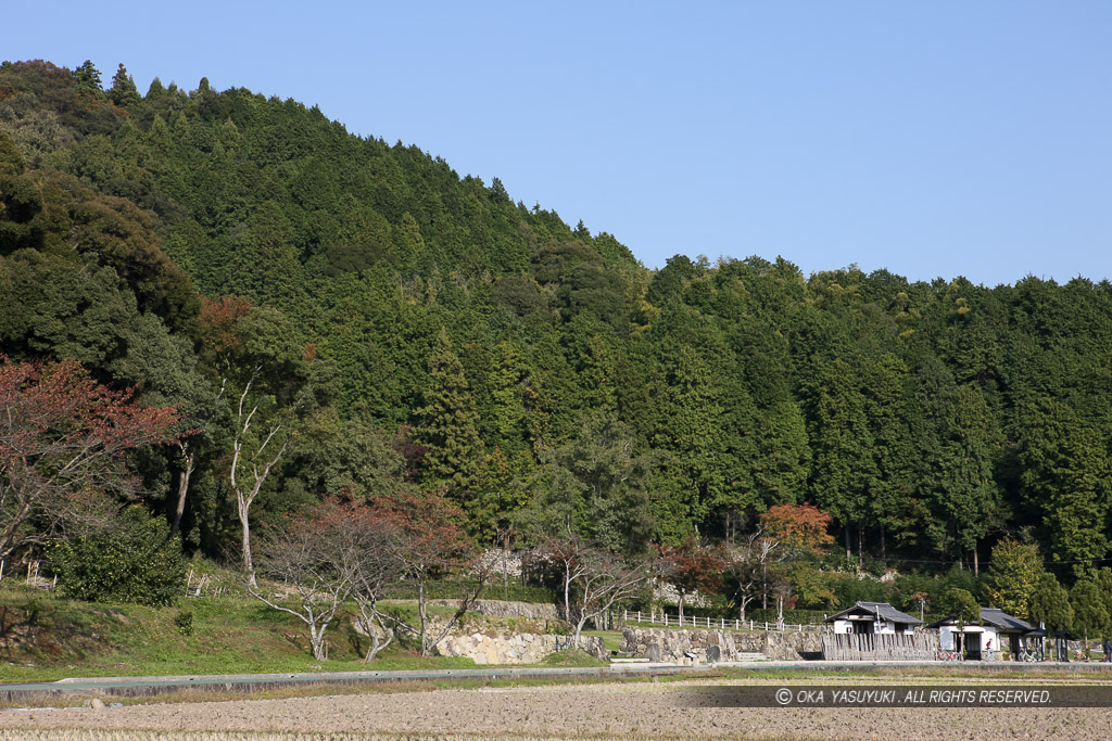 安土城大手西側虎口を望む