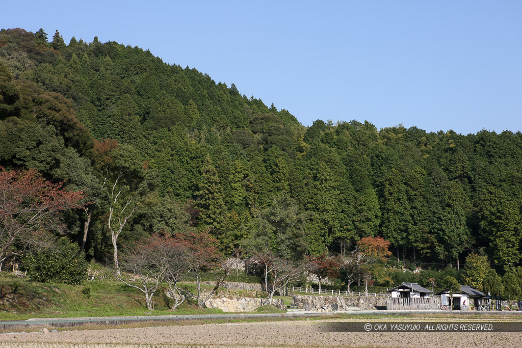 安土城大手西側虎口を望む