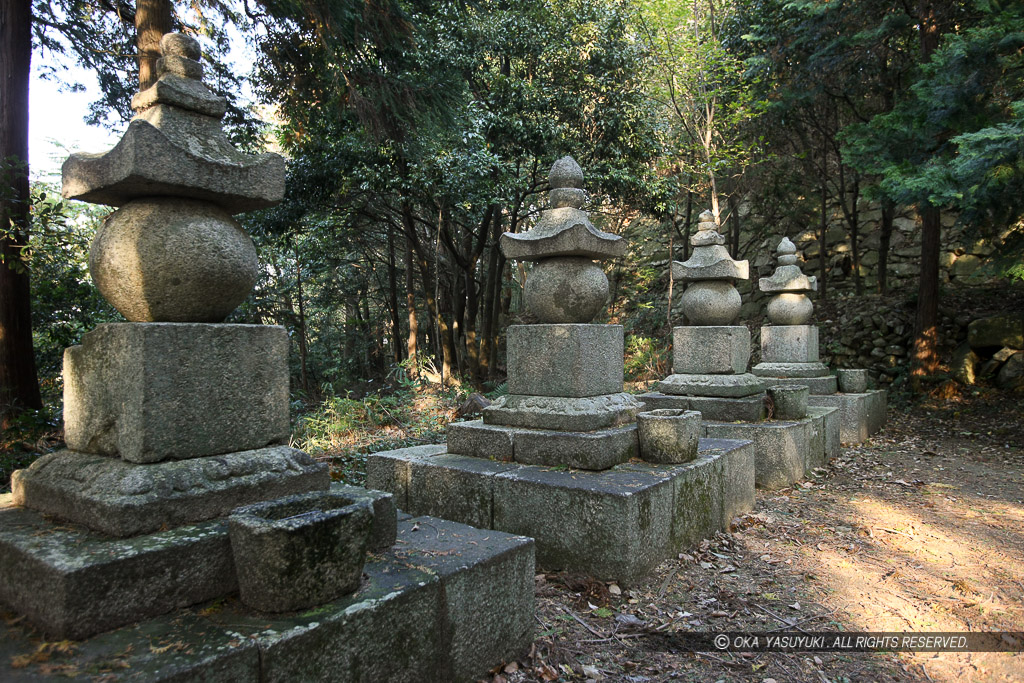 伝長谷川屋敷・織田信雄供養塔