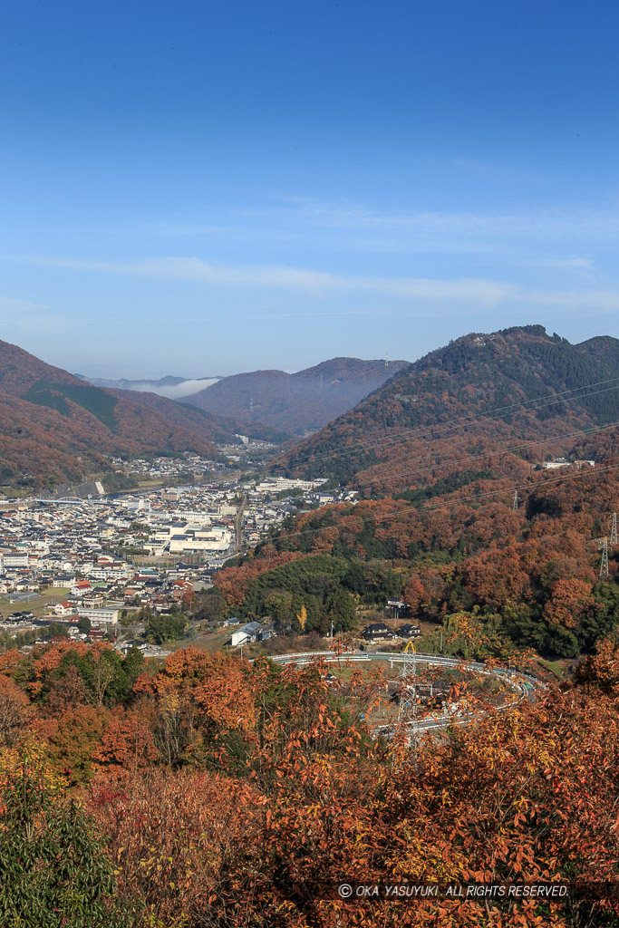 大久保峠から城下町と臥牛山を望む