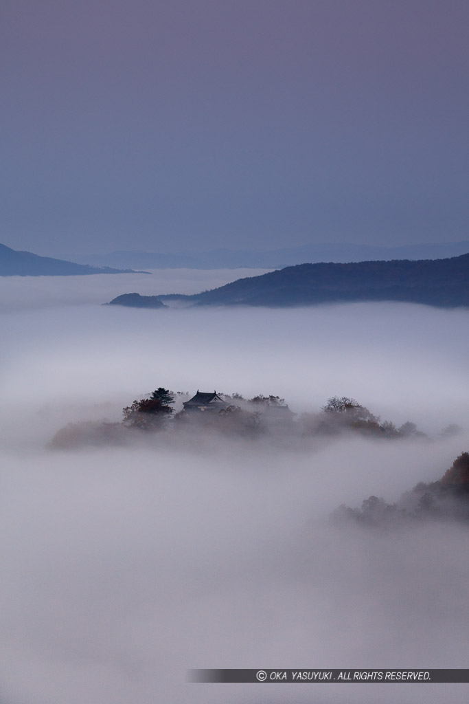 雲海から顔を出す備中松山城・日の出前