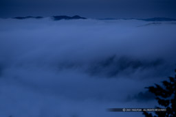 雲海に埋没する様子｜高解像度画像サイズ：5184 x 3456 pixels｜写真番号：1DXL9325｜撮影：Canon EOS-1D X