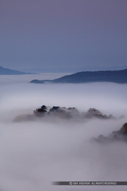 雲海から顔を出す備中松山城・日の出前｜高解像度画像サイズ：5688 x 8532 pixels｜写真番号：5DSA3328｜撮影：Canon EOS 5DS