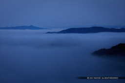 備中松山城が雲海に沈む・日の出前｜高解像度画像サイズ：8688 x 5792 pixels｜写真番号：5DSA3334｜撮影：Canon EOS 5DS