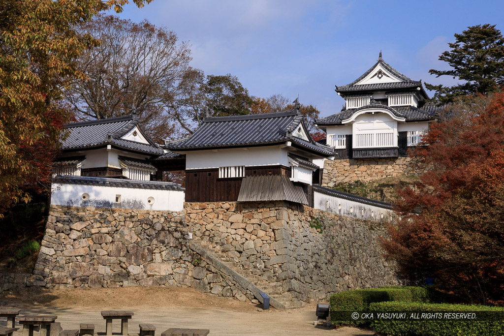 紅葉の備中松山城・二の丸から