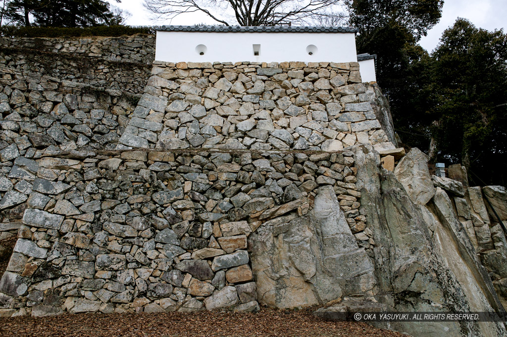 厩曲輪土塀・自然の岩盤を利用した石垣