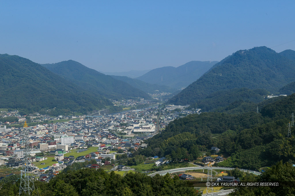 大久保峠から城下町と臥牛山を望む