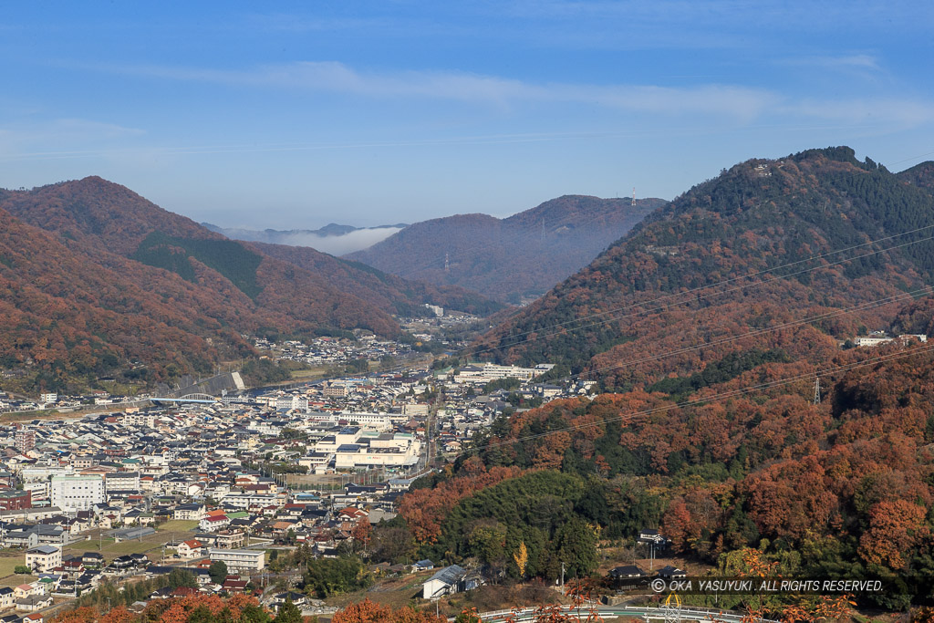 大久保峠から城下町と臥牛山を望む