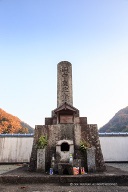 山中鹿介の墓・阿井の渡し｜高解像度画像サイズ：3439 x 5158 pixels｜写真番号：1DXL0036｜撮影：Canon EOS-1D X