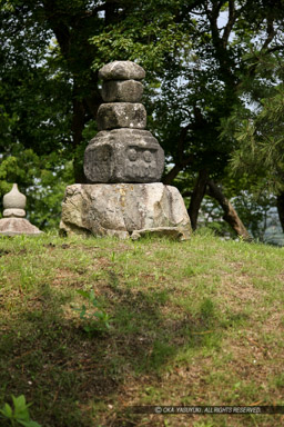 清水宗治の首塚｜高解像度画像サイズ：3634 x 5451 pixels｜写真番号：1P3J6503｜撮影：Canon EOS-1Ds Mark III