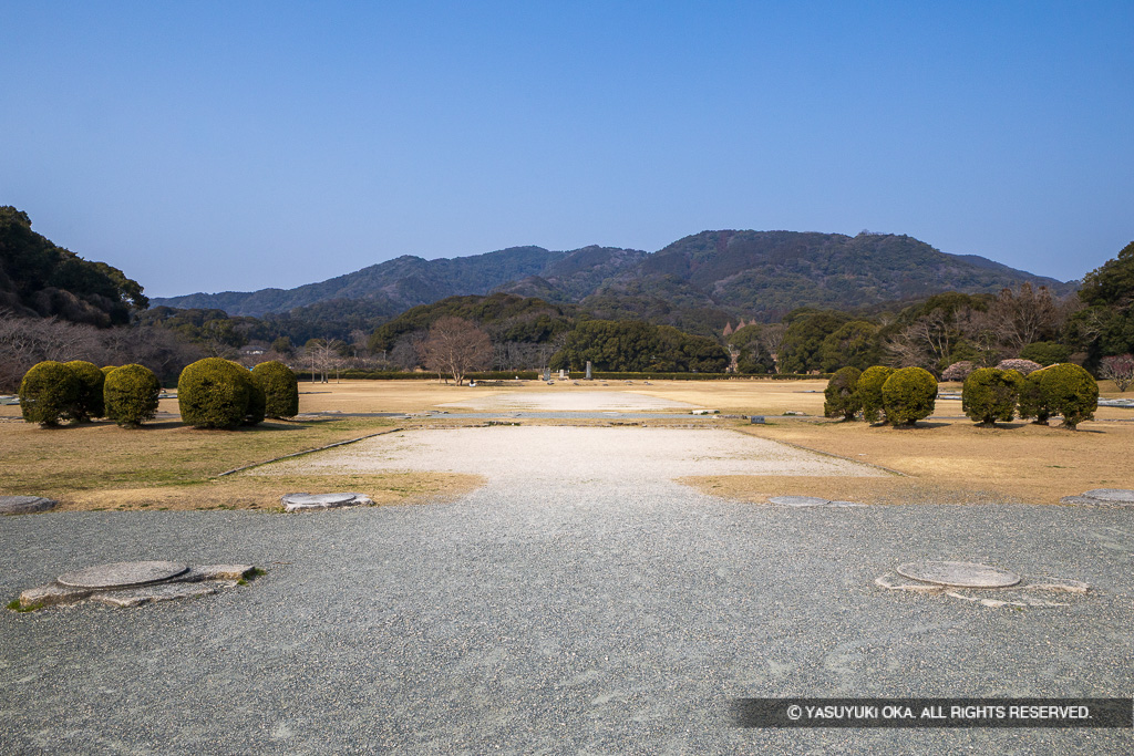南門跡から中門跡と正殿跡を見る