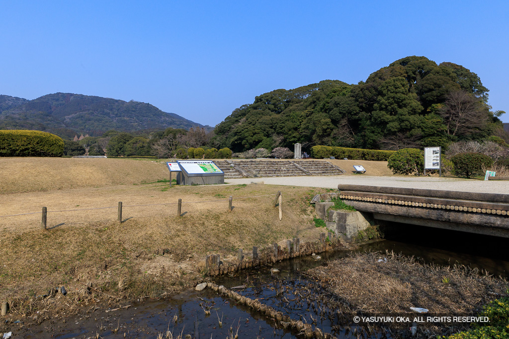堀跡から南門跡