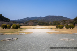 南門跡から中門跡と正殿跡を見る | 高解像度画像サイズ：8113 x 5411 pixels | 写真番号：6F1A2804 | 撮影：Canon EOS R5m2