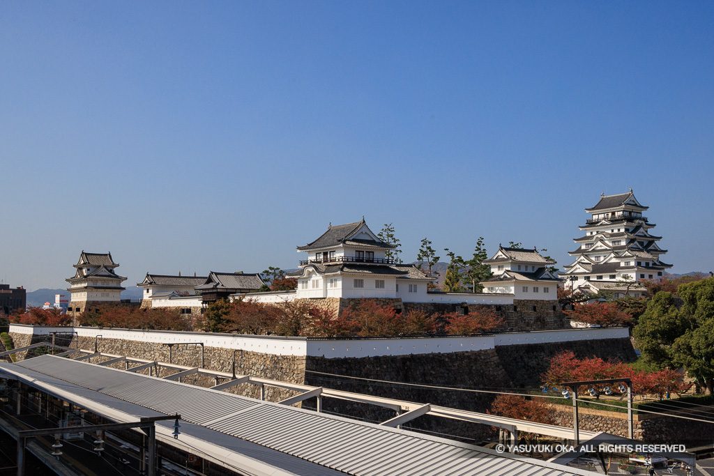 新幹線ホームから望む福山城・秋