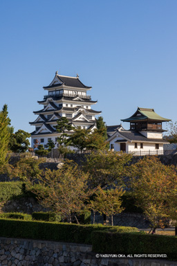 鐘櫓と天守 | 高解像度画像サイズ：5332 x 7993 pixels | 写真番号：344A2719 | 撮影：Canon EOS R5