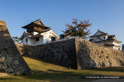 鐘櫓と御台所門虎口・伏見櫓 | 高解像度画像サイズ：7311 x 4876 pixels | 写真番号：344A5717 | 撮影：Canon EOS R5