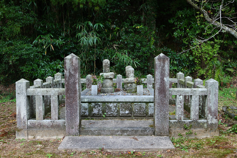 尼子国久・誠久・敬久の墓