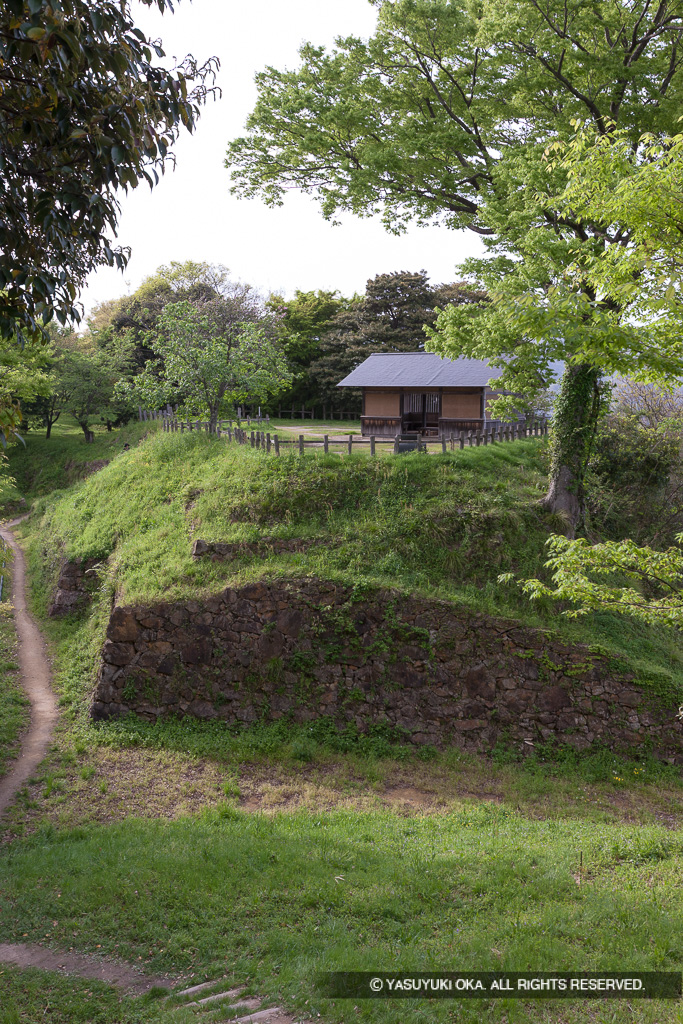 本丸跡から二の丸跡・堀切