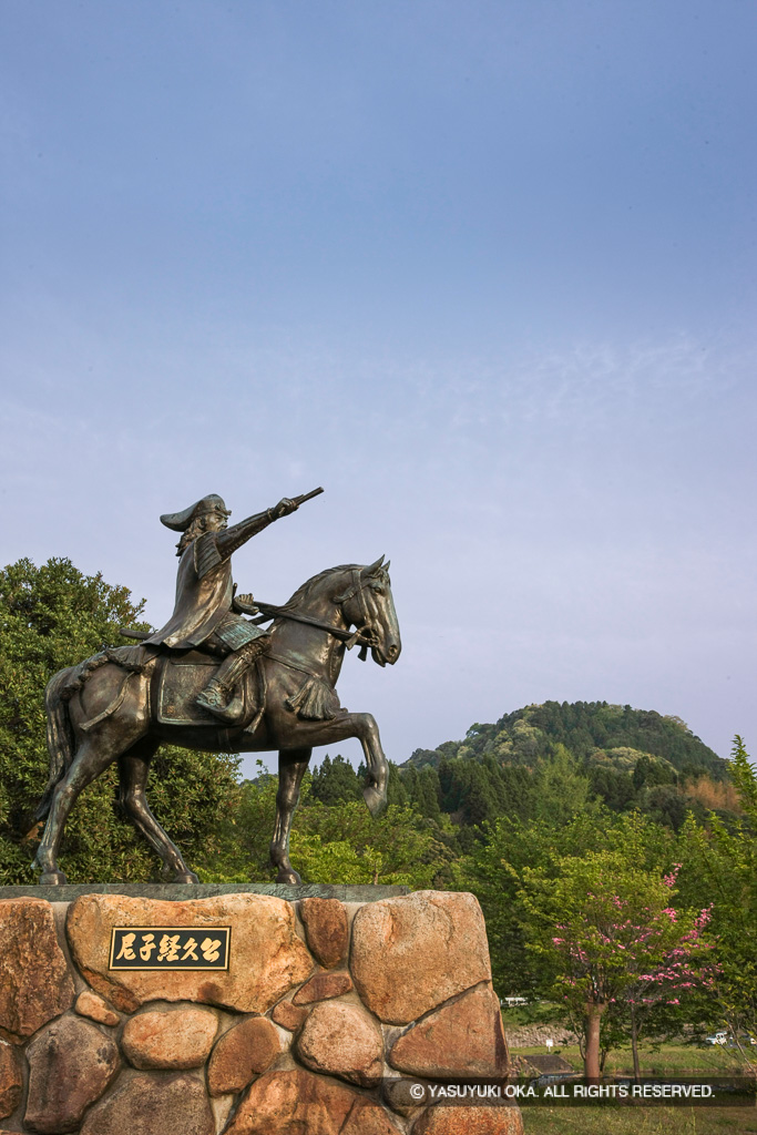 尼子経久銅像