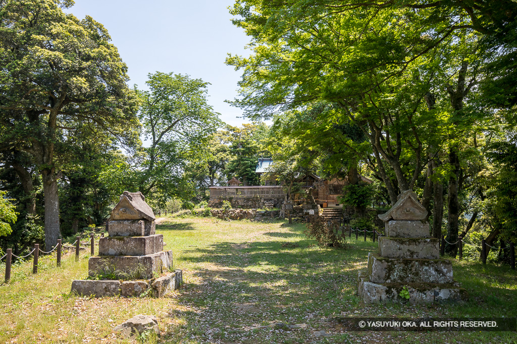 勝日高守神社・本丸跡