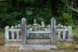 尼子国久・誠久・敬久の墓 | 高解像度画像サイズ：5472 x 3648 pixels | 写真番号：1P3J2080 | 撮影：Canon EOS-1Ds Mark III
