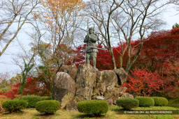 山中鹿之助幸盛銅像 | 高解像度画像サイズ：5616 x 3744 pixels | 写真番号：1P3J2127 | 撮影：Canon EOS-1Ds Mark III