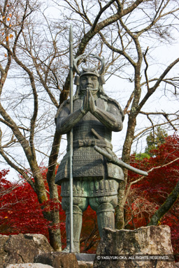 山中鹿之助幸盛銅像 | 高解像度画像サイズ：3744 x 5616 pixels | 写真番号：1P3J2189 | 撮影：Canon EOS-1Ds Mark III