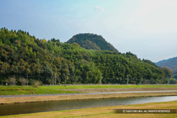 飯梨川越しに見る月山富田城遠景 | 高解像度画像サイズ：5066 x 3377 pixels | 写真番号：1P3J2228 | 撮影：Canon EOS-1Ds Mark III