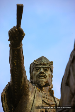 尼子経久銅像 | 高解像度画像サイズ：3744 x 5616 pixels | 写真番号：1P3J2249 | 撮影：Canon EOS-1Ds Mark III