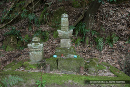 尼子興久の墓 | 高解像度画像サイズ：5544 x 3696 pixels | 写真番号：1P3J3678 | 撮影：Canon EOS-1Ds Mark III