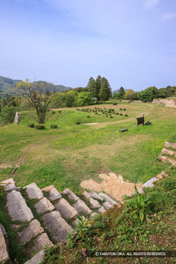 月山富田城山中御殿平 | 高解像度画像サイズ：3744 x 5616 pixels | 写真番号：1P3J3862 | 撮影：Canon EOS-1Ds Mark III
