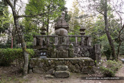 堀尾吉晴墓・巌倉寺 | 高解像度画像サイズ：5510 x 3674 pixels | 写真番号：1P3J4017 | 撮影：Canon EOS-1Ds Mark III