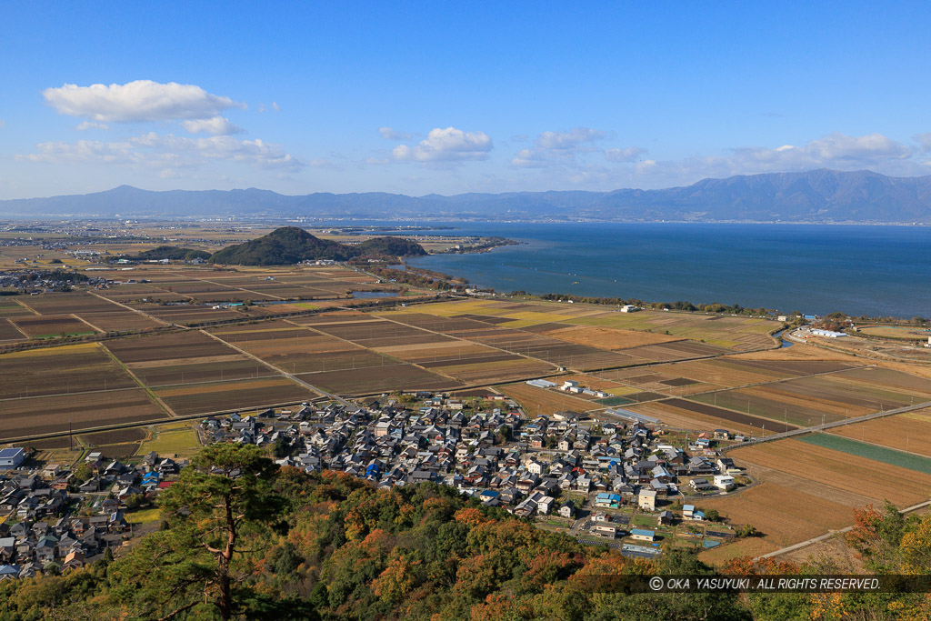 八幡山城西の丸から琵琶湖を望む・左手の山は岡山城・奥の山は比叡山（秋）