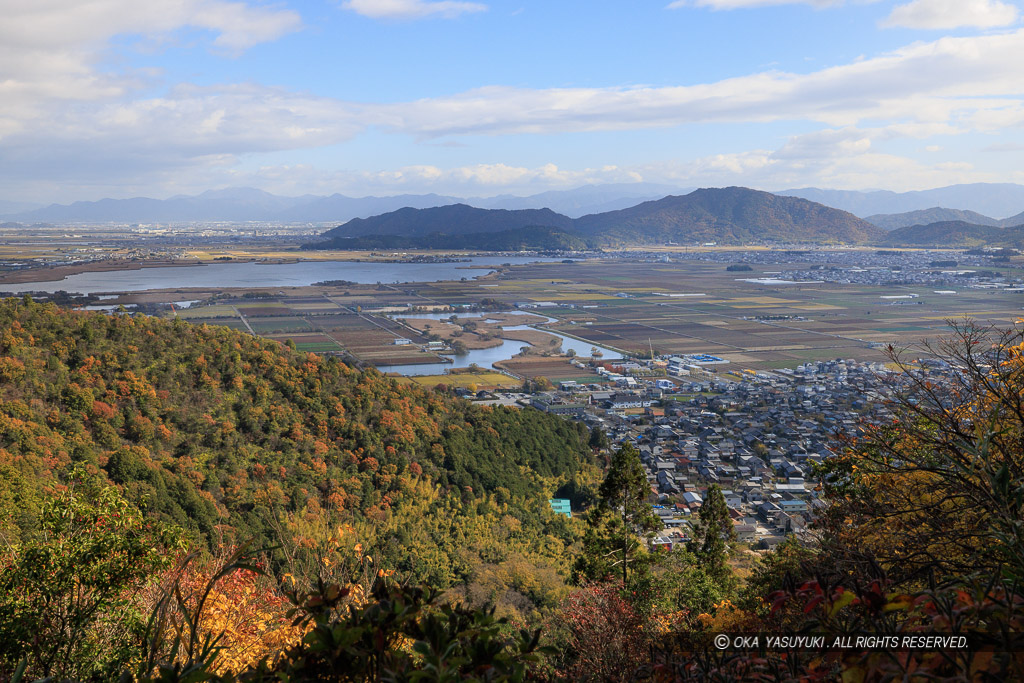 八幡山城北の丸から安土城を望む（秋）