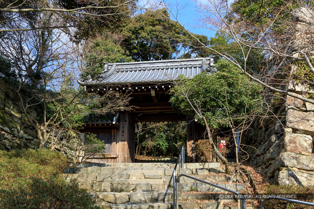 瑞龍寺山門・八幡山城