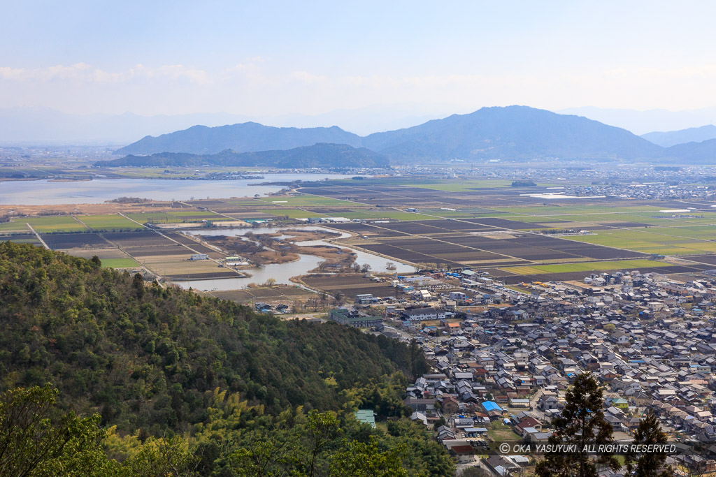 八幡山城北の丸から安土城を望む