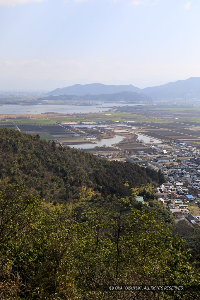 八幡山城北の丸から安土城を望む