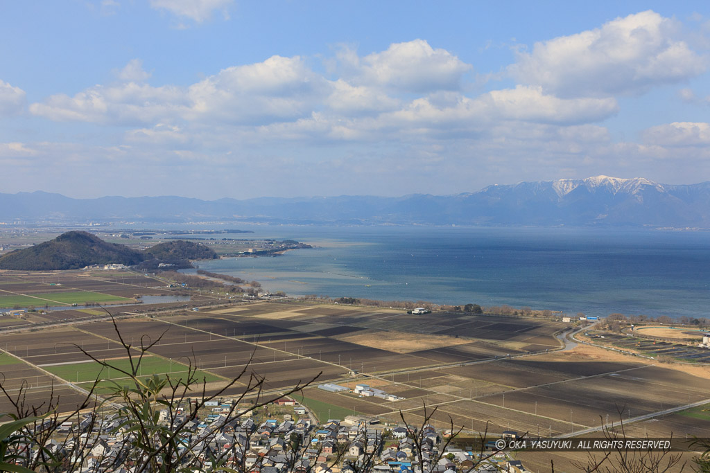 八幡山城西の丸から琵琶湖を望む・左手の山は岡山城・奥の山は比叡山