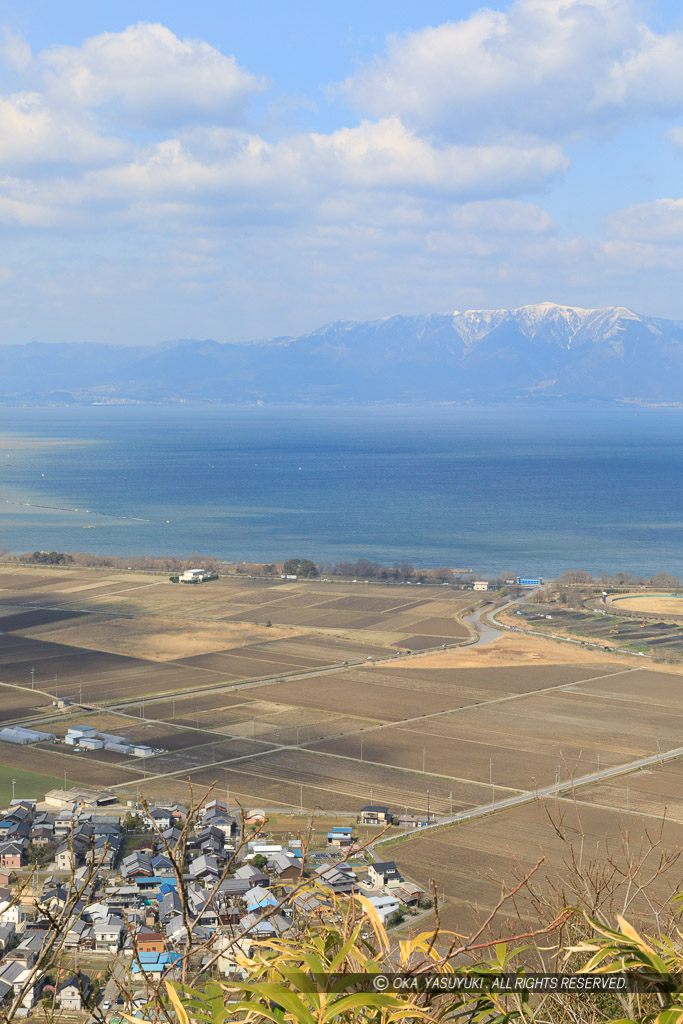 八幡山城西の丸から琵琶湖と比叡山を望む