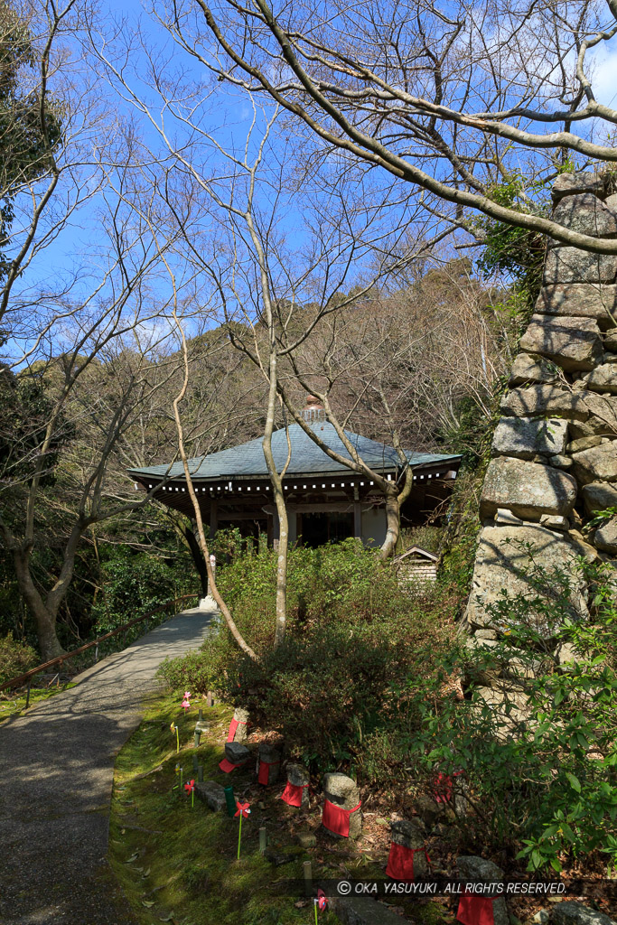 八幡山城登城路沿いにある「お願い地蔵尊」