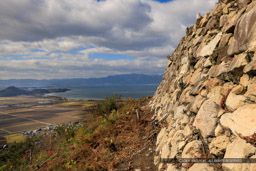 八幡山城出丸石垣南面と琵琶湖｜高解像度画像サイズ：8192 x 5464 pixels｜写真番号：344A6012｜撮影：Canon EOS R5