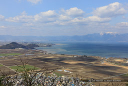 八幡山城西の丸から琵琶湖を望む・左手の山は岡山城・奥の山は比叡山|高解像度画像サイズ:6550 x 4366 pixels|写真番号:5D4A6402|撮影:Canon EOS 5D Mark IV