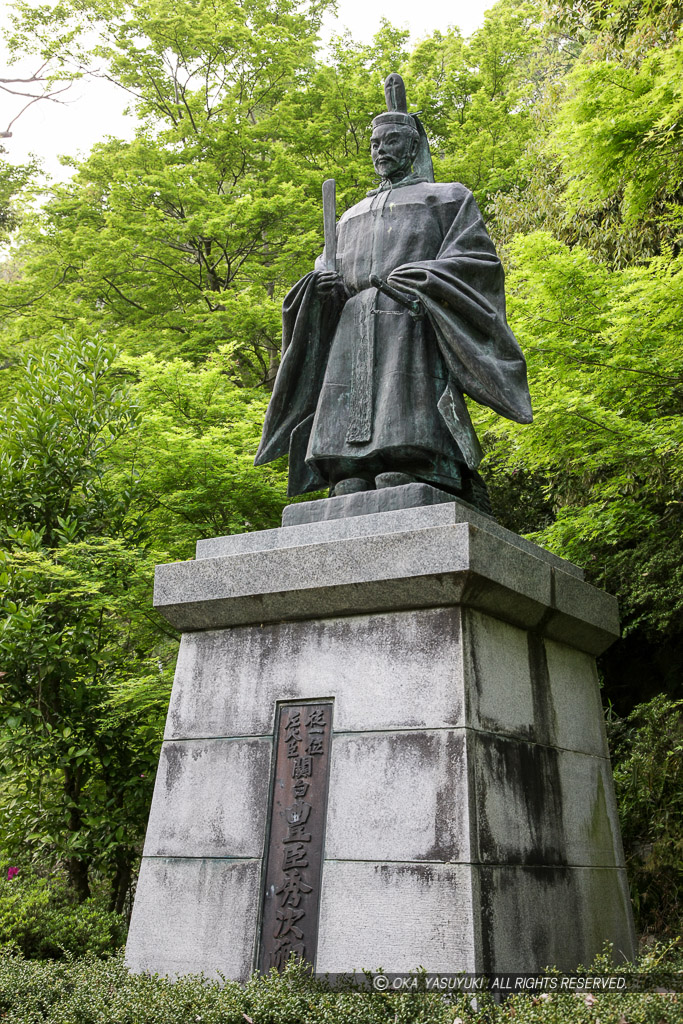 豊臣秀次銅像・八幡山城